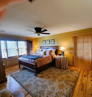 4 bedrooms, iron/ironing board, WiFi, bed sheets