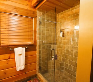 Shower, towels, toilet paper - 4-bedroom cabin in marvelous Cloud Land/ 20 acres of private land with trails (Menlo)