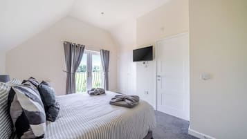 5 quartos, individualmente decorados, individualmente mobiliados