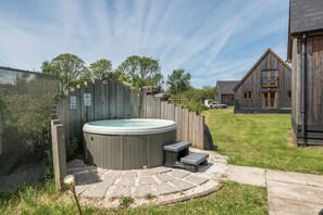 Outdoor spa tub - Raven Lodge (Brigg)