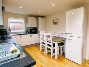 Dishwasher, cookware/dishes/utensils - Aspen Lodge (Brigg)