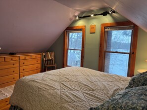 2 bedrooms, iron/ironing board, WiFi, bed sheets - All Season Lake House (Hillsborough)