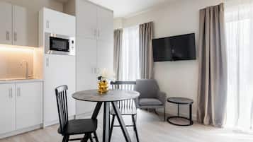 Studio, Balcony | Private kitchen | Fridge, microwave, stovetop, cookware/dishes/utensils