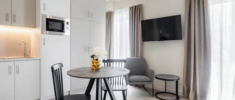 Studio, balkon | Privékeuken | Een koelkast, een microgolfoven, een kookplaat