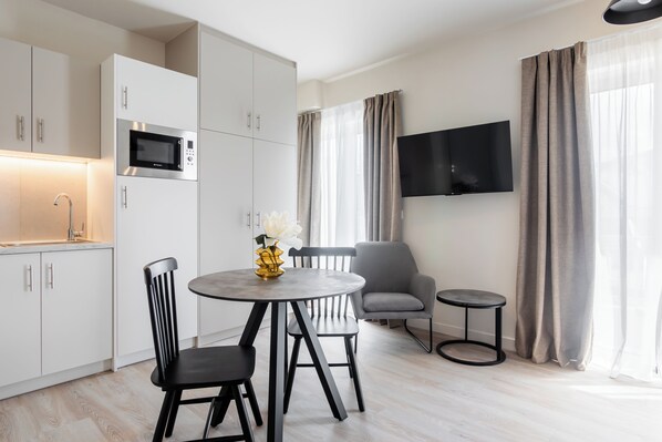 Studio, Balcony | Private kitchen | Fridge, microwave, stovetop, cookware/dishes/utensils