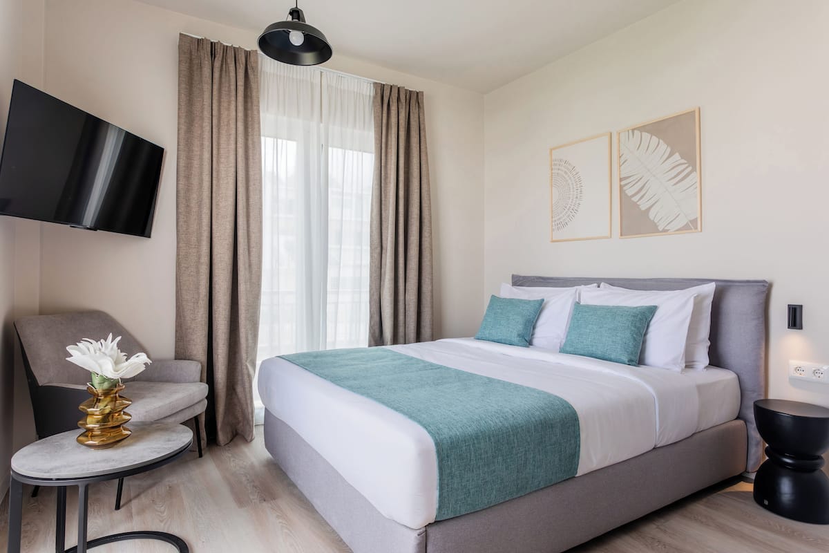 Standard Studio | Laptop workspace, iron/ironing board, free WiFi