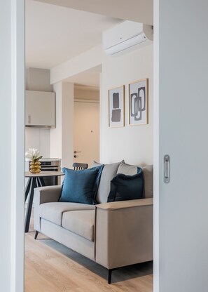 Departamento, 1 habitación, balcón, vista a la ciudad | Espacio para trabajar con laptop y tabla de planchar con plancha 