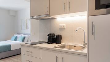 Studio, Balcony | Private kitchen | Fridge, microwave, stovetop, cookware/dishes/utensils