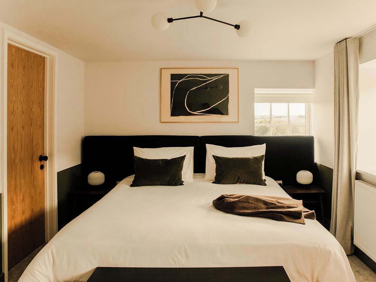 Bureau, fer et planche à repasser, lit parapluie, Wi-Fi