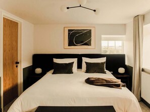 Een bureau, een strijkplank/strijkijzer, reisbedje, wifi