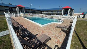 Una piscina al aire libre