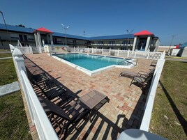 Una piscina al aire libre