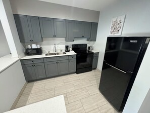 Deluxe Studio Suite, 1 King Bed, Non Smoking, Kitchenette | Private kitchen | Fridge, microwave, coffee/tea maker