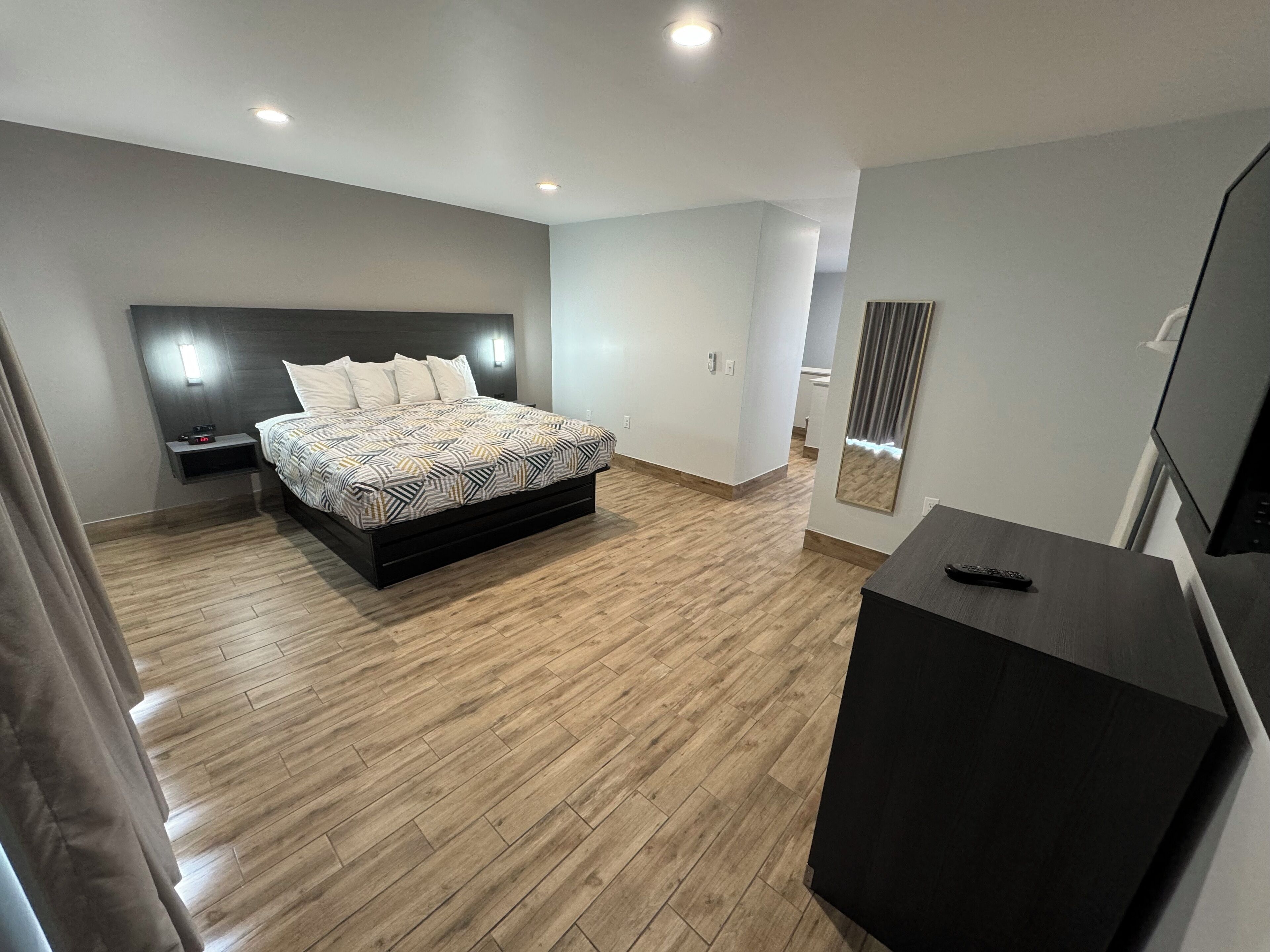 Estudi en suite Deluxe, 1 llit de matrimoni gran, no fumadors, cuina bàsica | Escriptori i espai de treball apte per a portàtils 