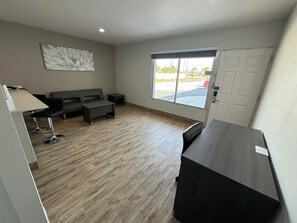Deluxe Studio Suite, 1 King Bed, Non Smoking, Kitchenette | Interior