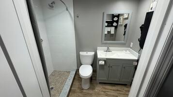 Deluxe Studio Suite, 1 King Bed, Non Smoking, Kitchenette | Bathroom