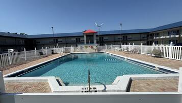 Una piscina al aire libre