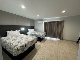 Escritorio y espacio para trabajar con laptop 