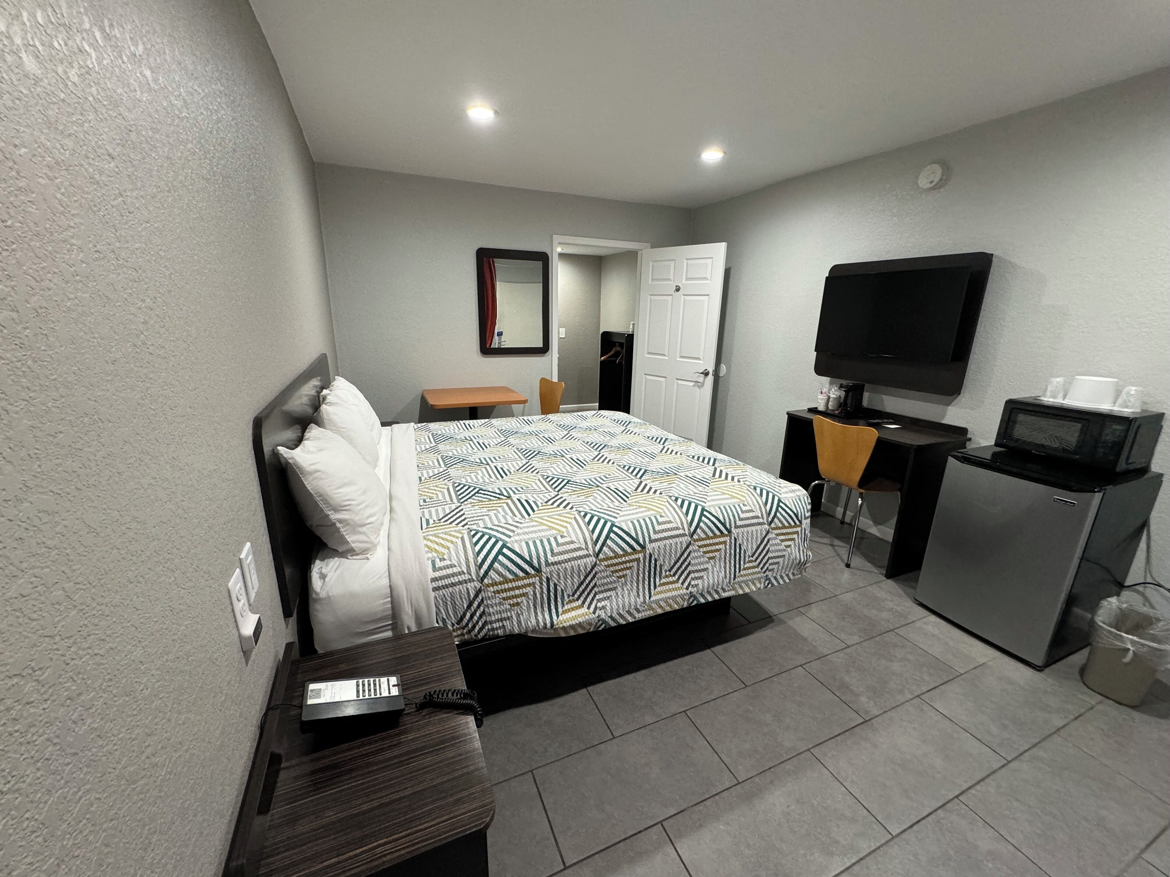 Habitació Deluxe, 1 llit de matrimoni gran, dutxa accessible en cadira de rodes, no fumadors | Escriptori i espai de treball apte per a portàtils 