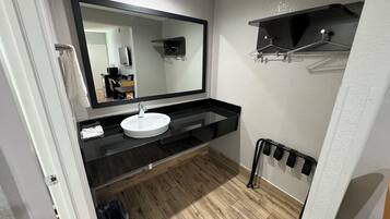 Ducha, secador de pelo, toallas, jabón