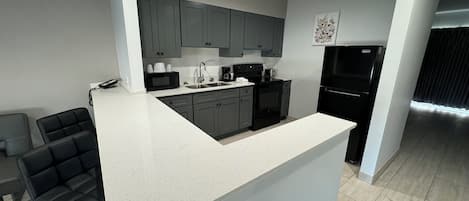 Deluxe Studio Suite, 1 King Bed, Non Smoking, Kitchenette | Private kitchen | Fridge, microwave, coffee/tea maker