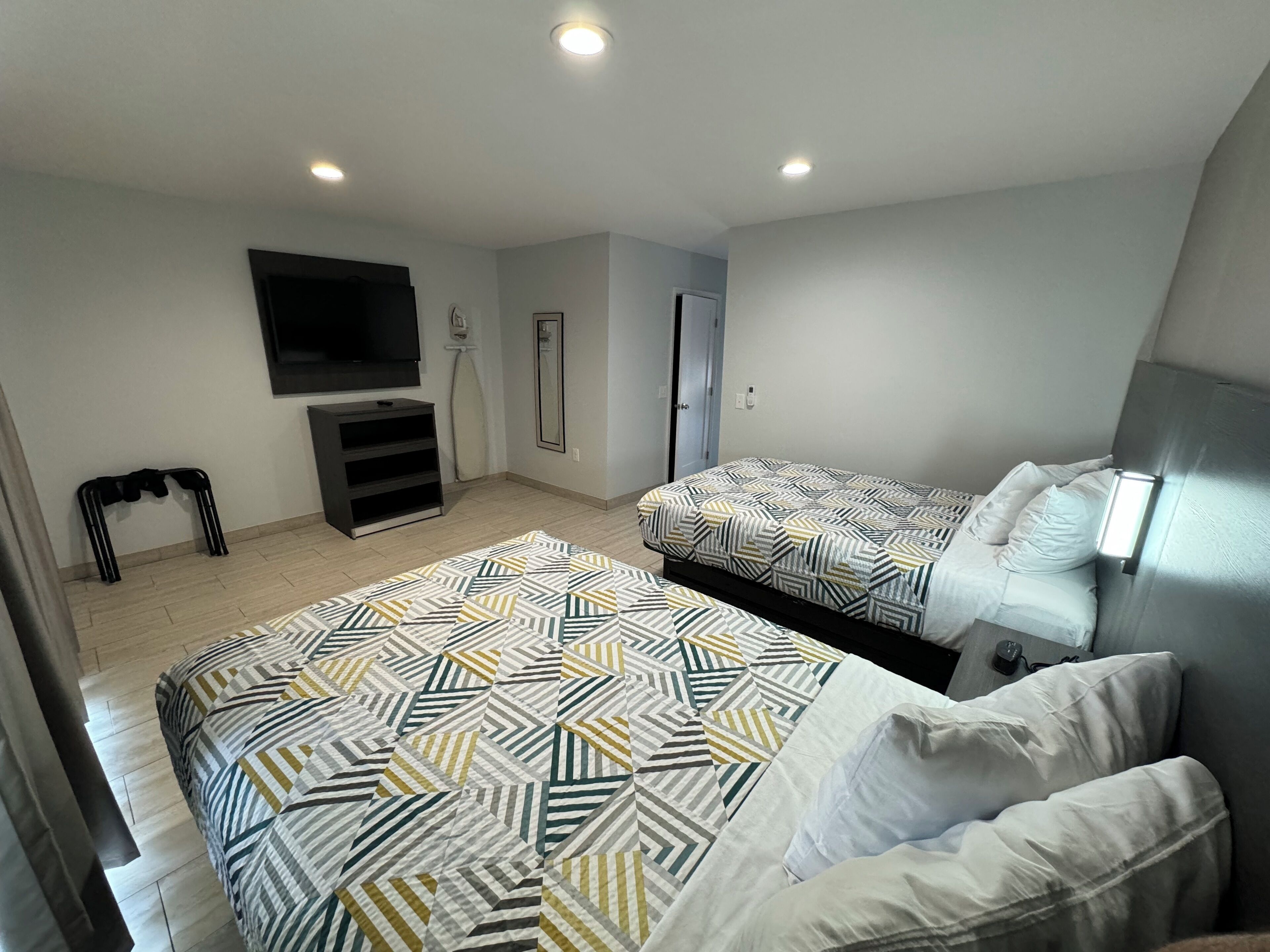 Estudi en suite Deluxe, 2 llits dobles, no fumadors, cuina bàsica | Bany | Dutxa, assecador de cabells, tovalloles i sabó 