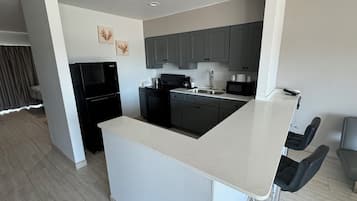 Refrigerador, microondas, cafetera/tetera