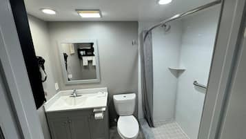 Ein modernes Badezimmer mit Dusche, Toilette und Waschbecken.