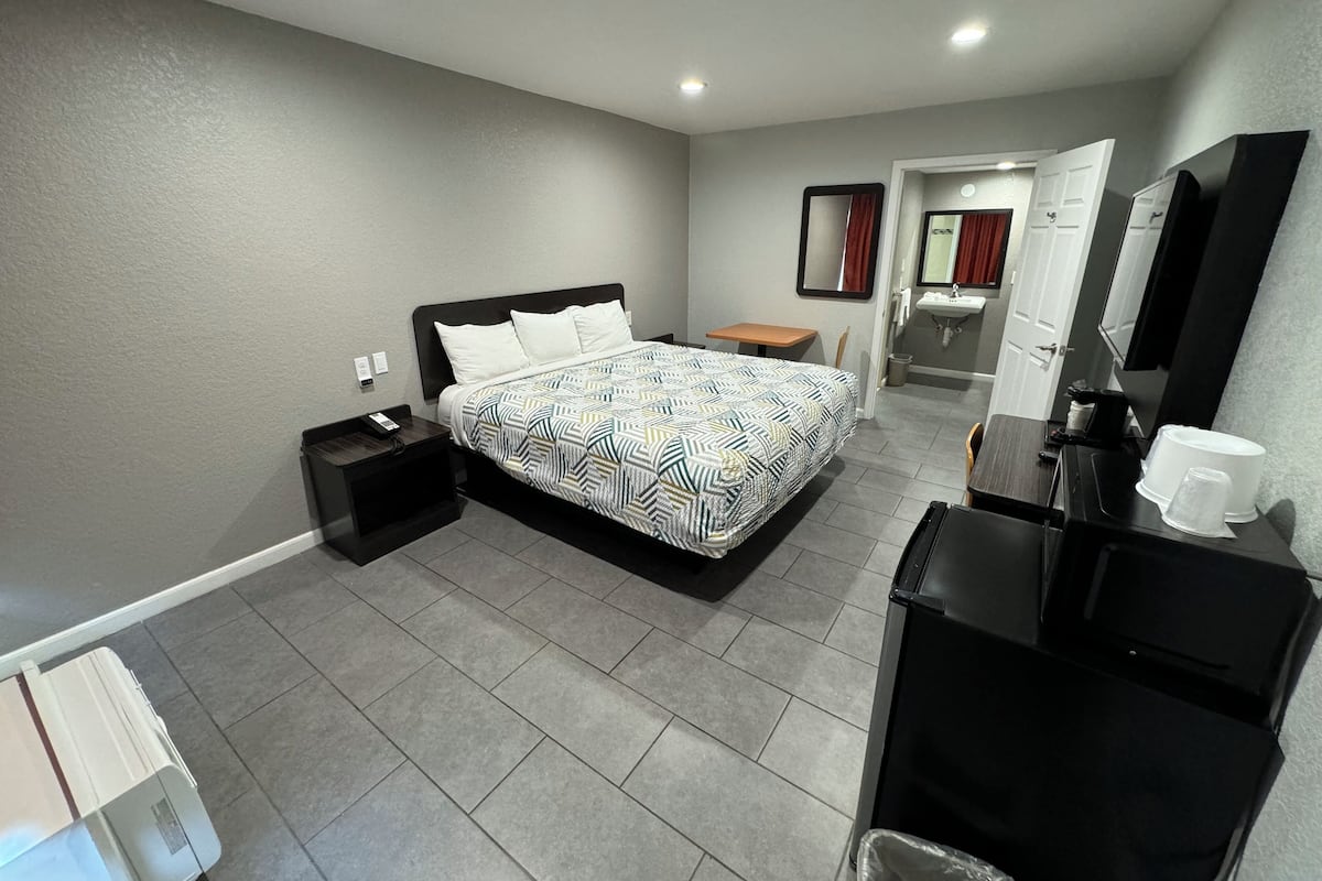 Desk, laptop workspace, iron/ironing board, free WiFi