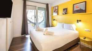 A hotel room with a large bed, a sliding glass door leading to a balcony, and artwork on the wall. - Ebe1par1133- Apartment in Avenida Paralelo (Barcelona)