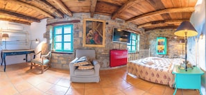 خزنة داخل الغرفة وستائر تعتيم وتجهيزات عازلة للصوت ومكواة/لوح كي