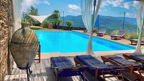 A pool area with lounge chairs and a view of the mountains. - STANCIJA SANCTA MARIA - HERITAGE  WELLNESS RETREAT (Oprtalj)