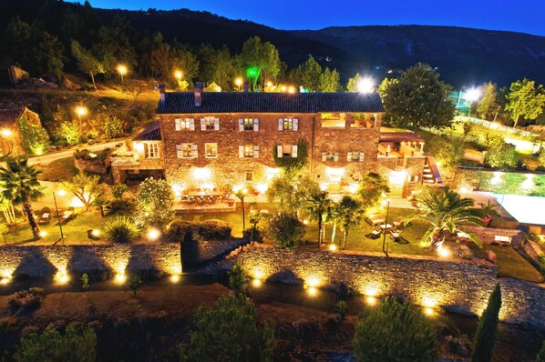 A stone building with multiple windows and a tiled roof, surrounded by landscaped gardens and outdoor seating areas. - STANCIJA SANCTA MARIA - HERITAGE  WELLNESS RETREAT (Oprtalj)