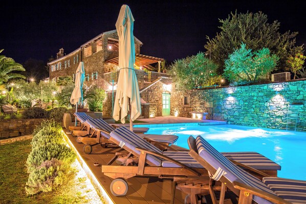 6 من حمّامات السباحة الخارجية