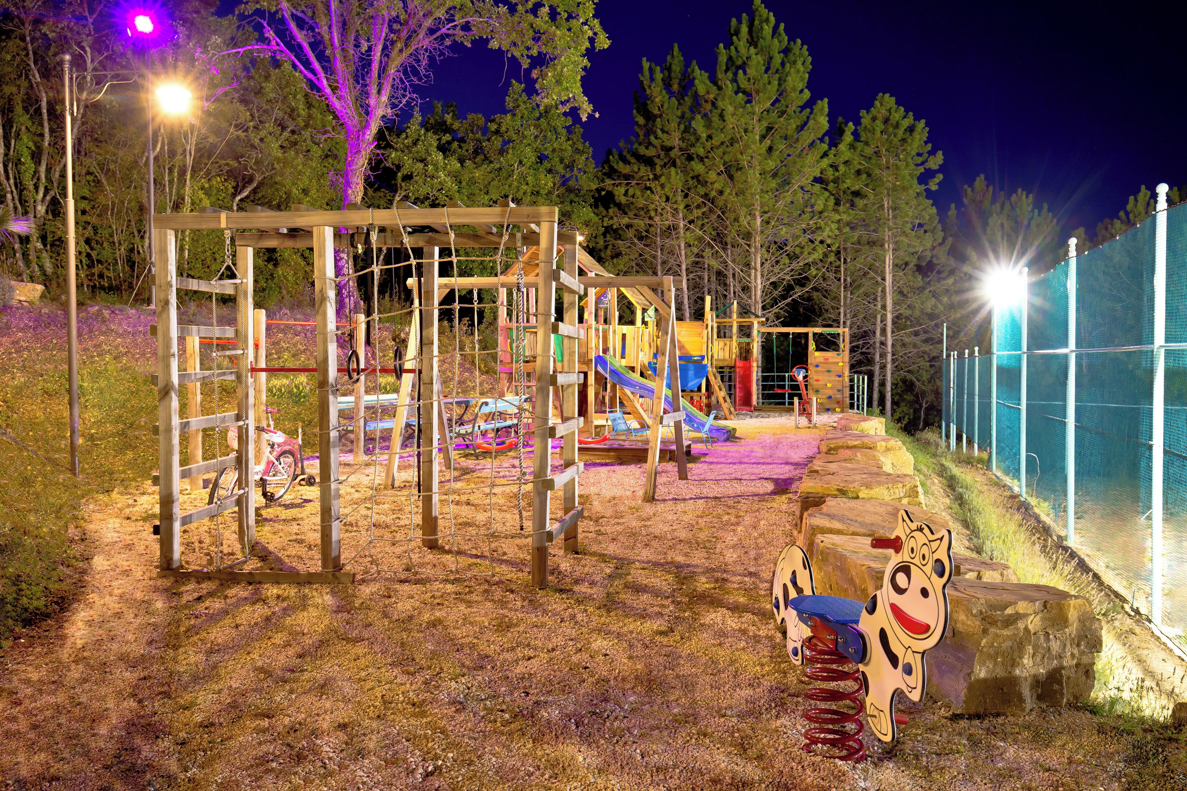 สนามรอบบริเวณ