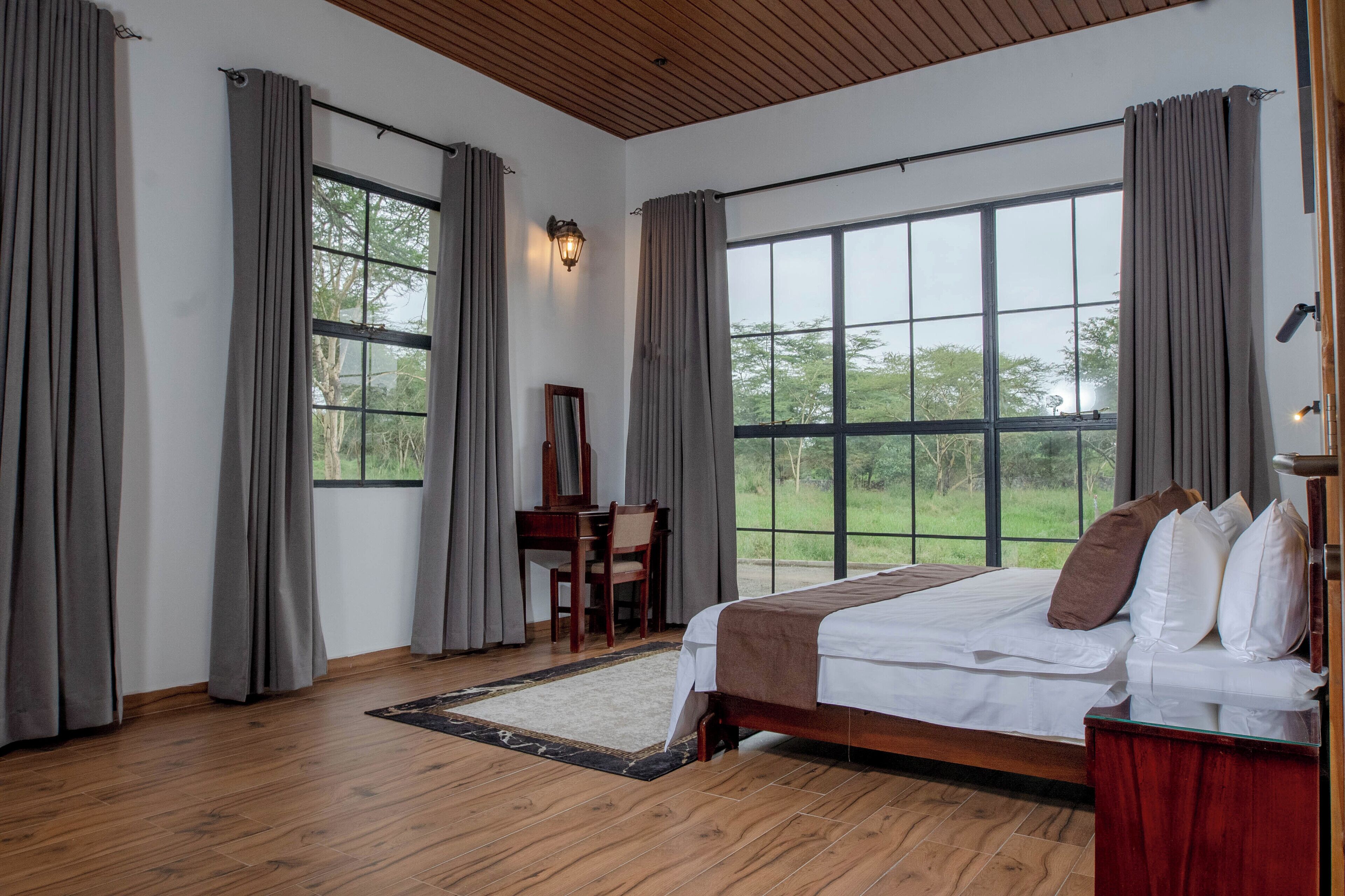 Familjevilla - utsikt mot trädgården | Skrivbord, arbetsyta för laptop och gratis wi-fi