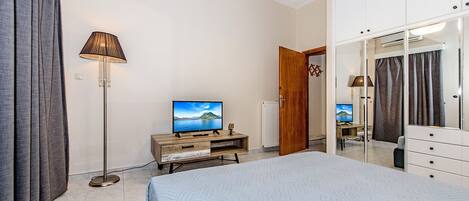 5 bedrooms, free cots/infant beds, bed sheets