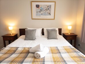 سرير سفر وواي فاي مجانًا وملاءات أسرّة