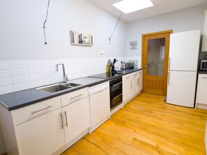 冷蔵庫、電子レンジ、オーブン、食器洗い機