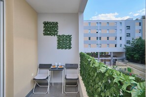 Outdoor dining - Point of Life 1 by Litto (Split)
