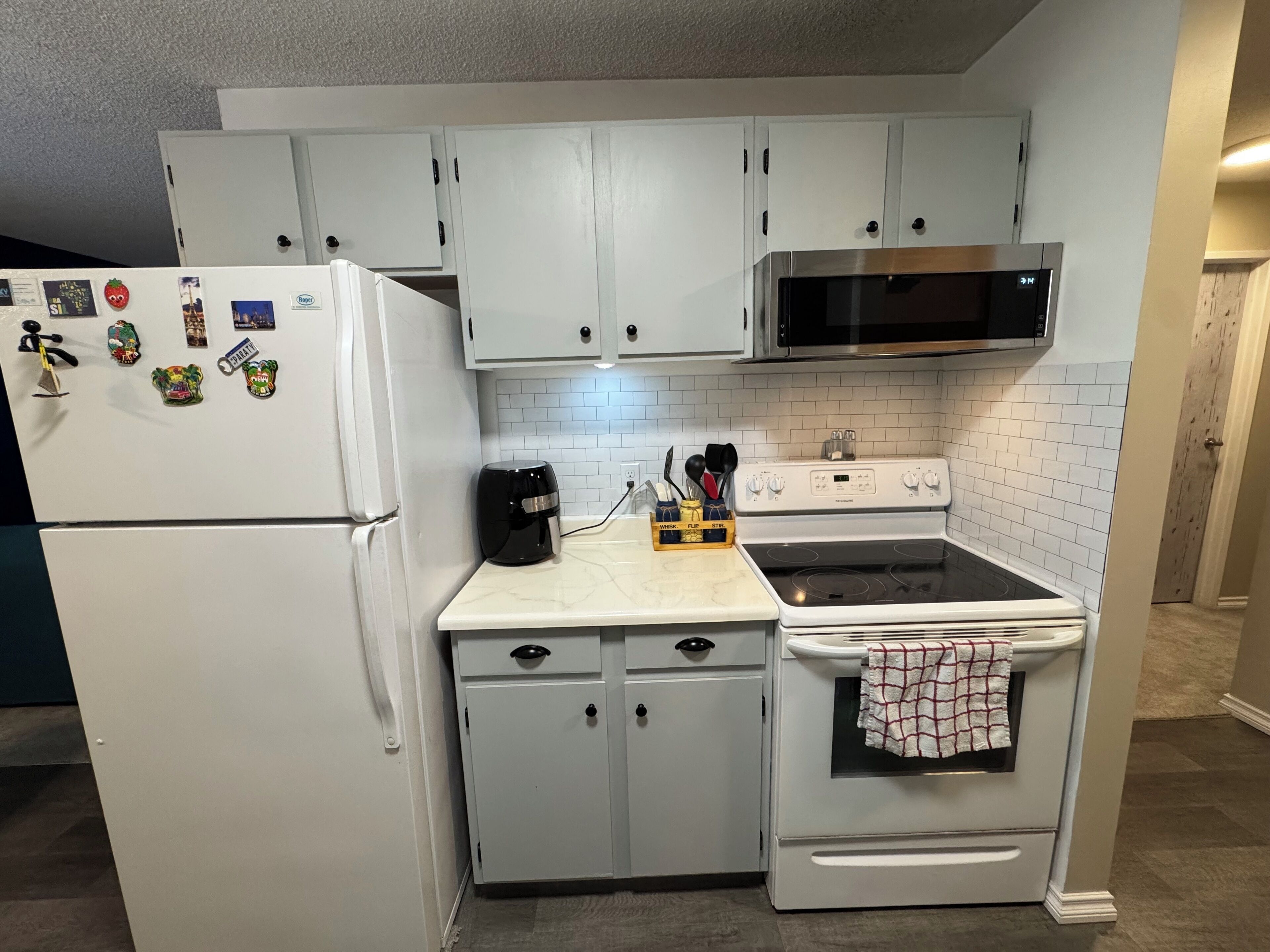 Kjøleskap, mikrobølgeovn, ovn og kokeplater