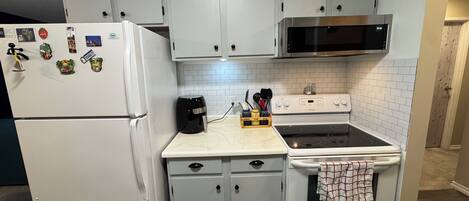 KĂŒhlschrank, Mikrowelle, Ofen, Herdplatte