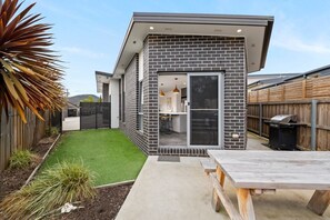 Outdoor dining - Mawson’s Villa • 10min CBD & Airport (Warrane)