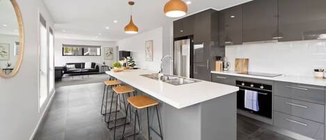 Een koelkast, een microgolfoven, een oven, een kookplaat