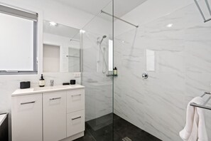 Shower, hair dryer, towels, shampoo - Mawson’s Villa • 10min CBD & Airport (Warrane)
