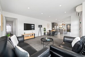 TV, offices - Mawson’s Villa • 10min CBD & Airport (Warrane)