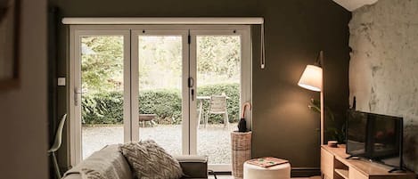 Televisión, chimenea, oficina