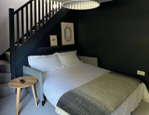 Skrivbord, strykjärn/strykbräda, resesäng och wi-fi