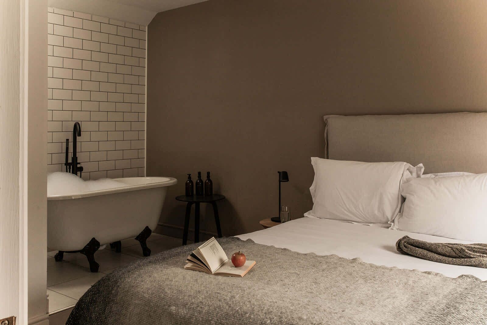 Desk, iron/ironing board, travel cot, WiFi