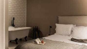 Desk, iron/ironing board, travel cot, WiFi